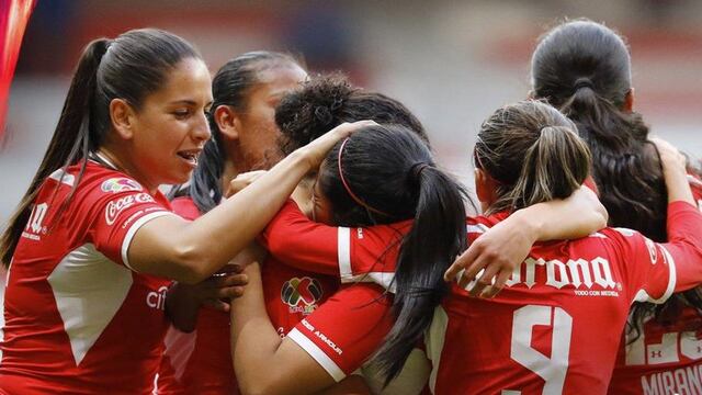 Karen Becerril festeja junto a sus compañeras