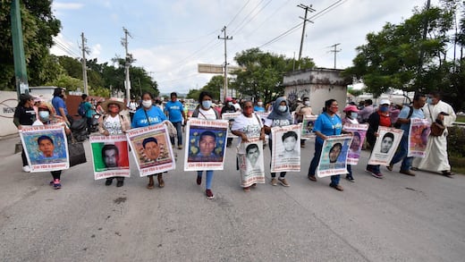 Familias de los 43 piden a Félix Salgado Macedonio investigar caso Ayotzinapa