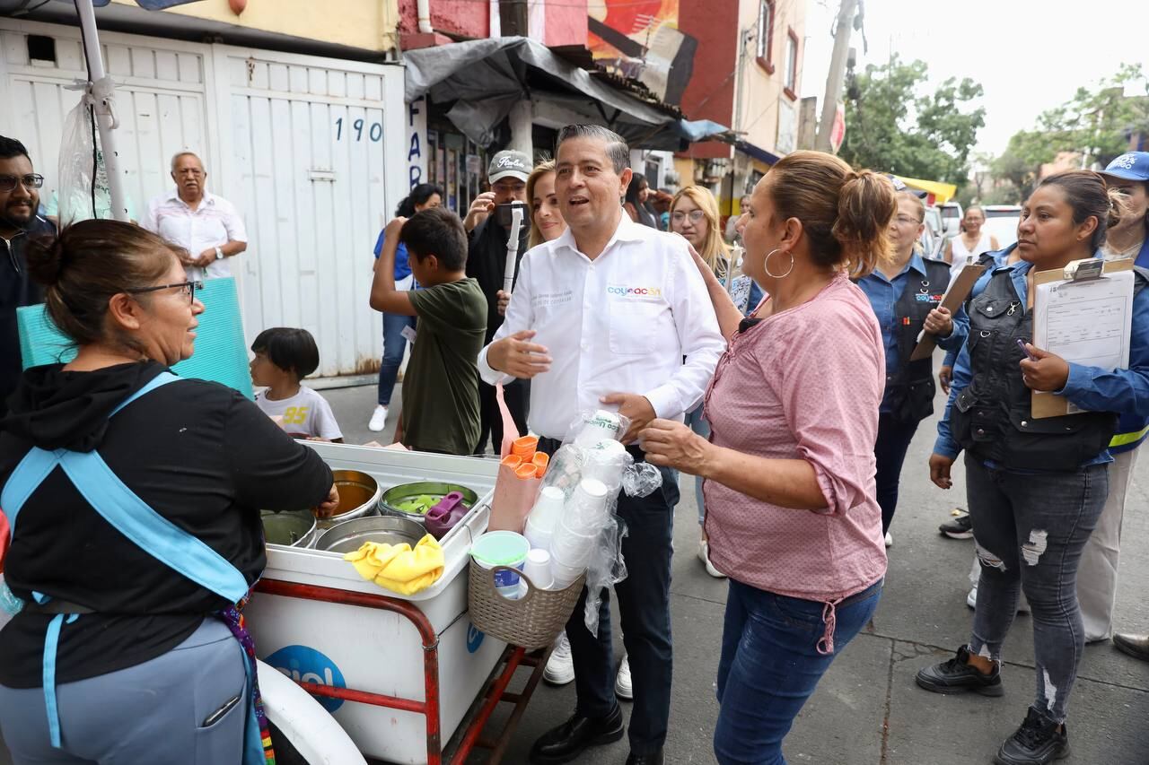 Giovani Gutiérrez, alcalde de Coyoacán realizando recorridos vecinales
