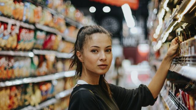 Mujer tienda supermercado compras