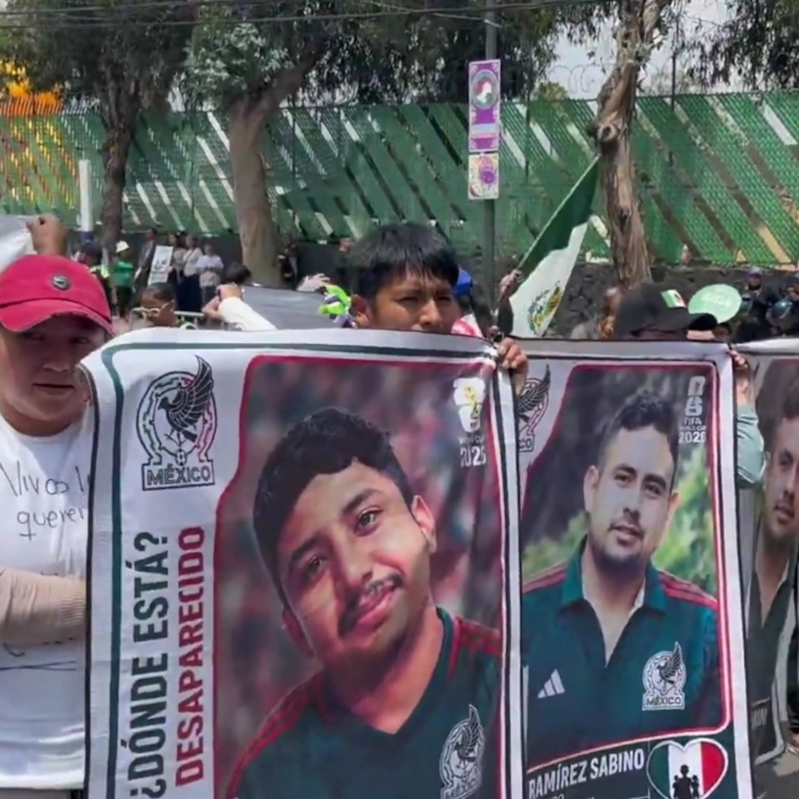 Desaparecidos llegan a la inauguración del Mundial 2026 con pancartas en el Estadio Banorte