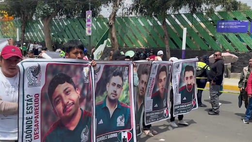 Desaparecidos llegan a la inauguración del Mundial 2026 con pancartas en el Estadio Banorte