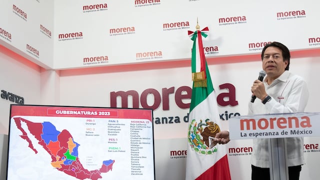 Mario Delgado, dirigente de Morena, muestra un mapa de como quedarán las gubernaturas en caso de que su partido ganará las elecciones en Coahuila y Estado de México.