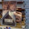 Un fan obsesionado con Titanic colecciona todas las copias VHS de la película; hasta ahora lleva mil 500