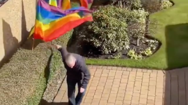 Coloca banderas LGBT en el jardín