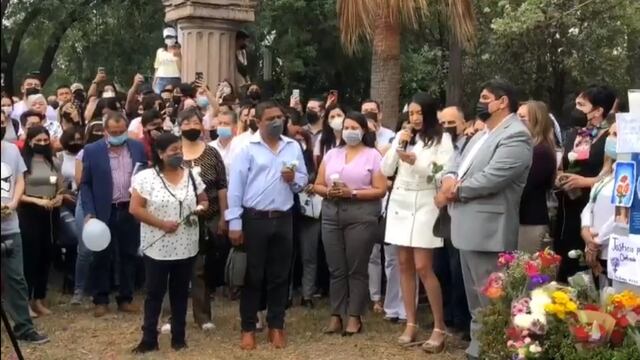 Padres de Debanhi Escobar en homenaje póstumo a su hija