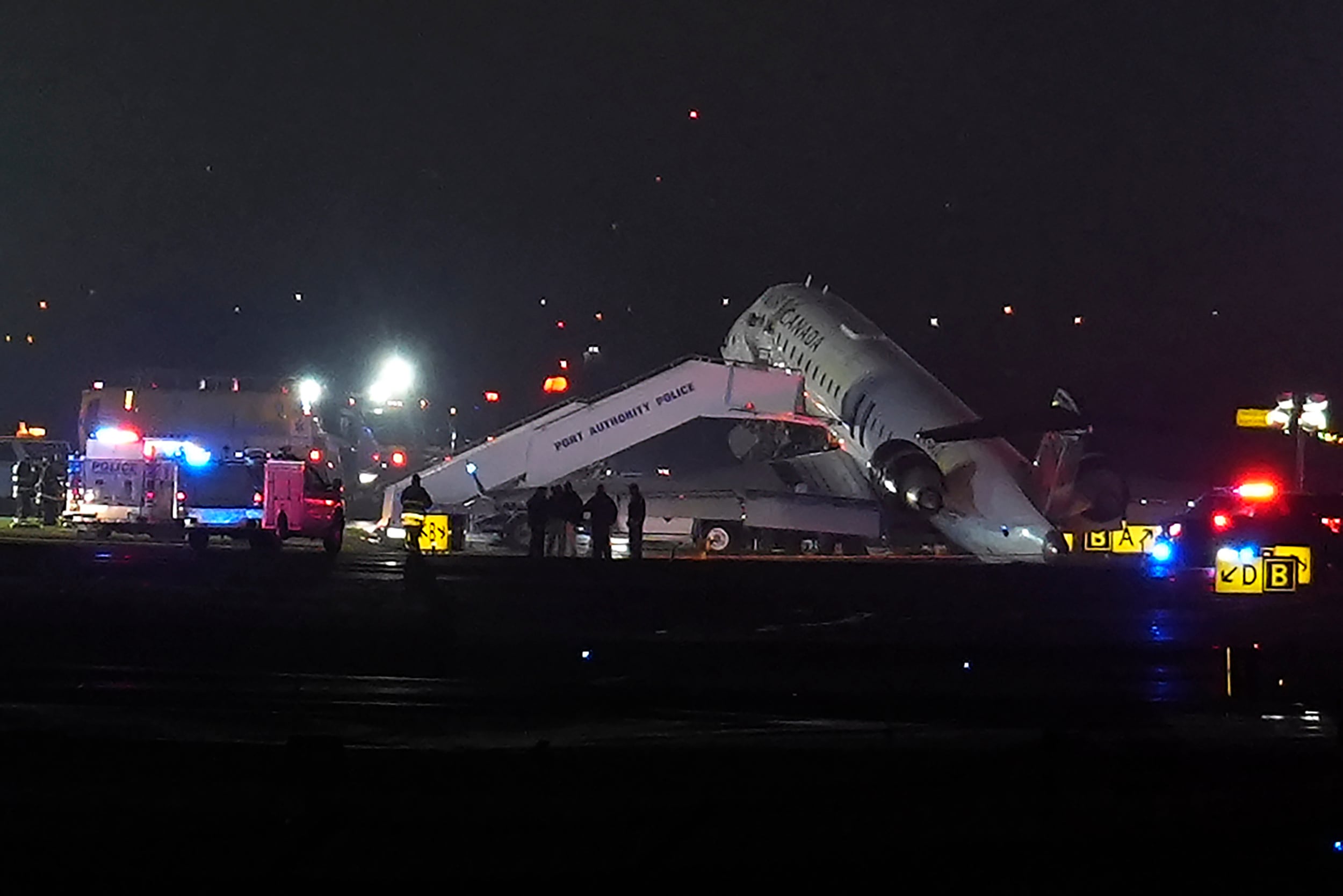 Avión de Air Canada choca en LaGuardia y deja dos muertos