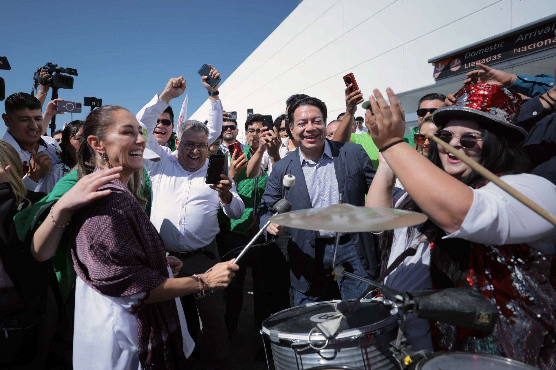 Claudia Sheinbaum y Mario Delgado, durante su llegada al Aeropuerto Internacional de Hermosillo