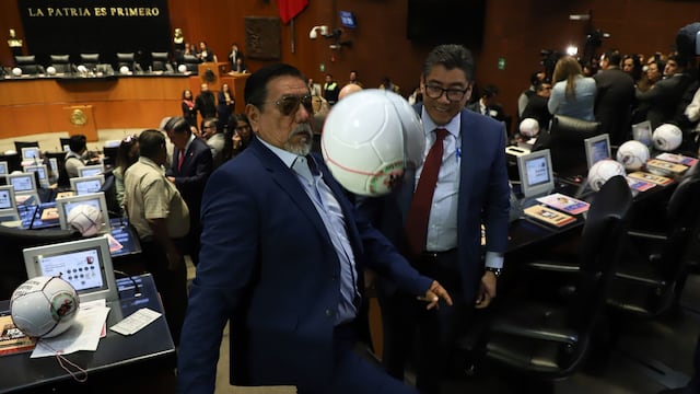 Félix Salgado Macedonio, senador de Morena, retó a Saúl Monreal a dominar un balón