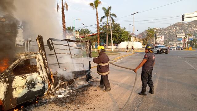 Bomberos de Acapulco sofocan incendio de vehículo