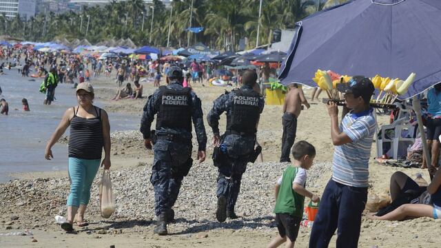 Policías en Acapulco. Puerto blindado en Semana Santa.