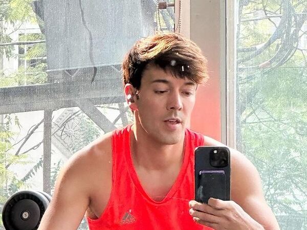 Roger González, conductor.