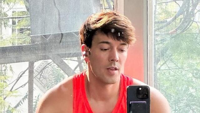 Roger González, conductor.