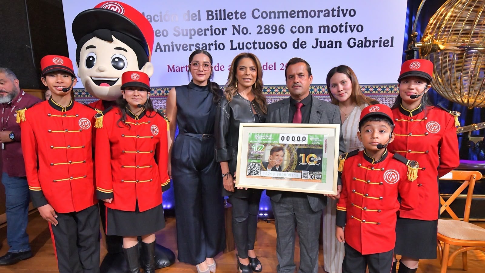 Lotería Nacional devela billete conmemorativo de Juan Gabriel por 10 años de su partida