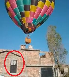 Puerta negra en casa del tinaco en León.