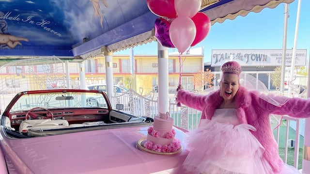 Mujer se casa con el color rosa