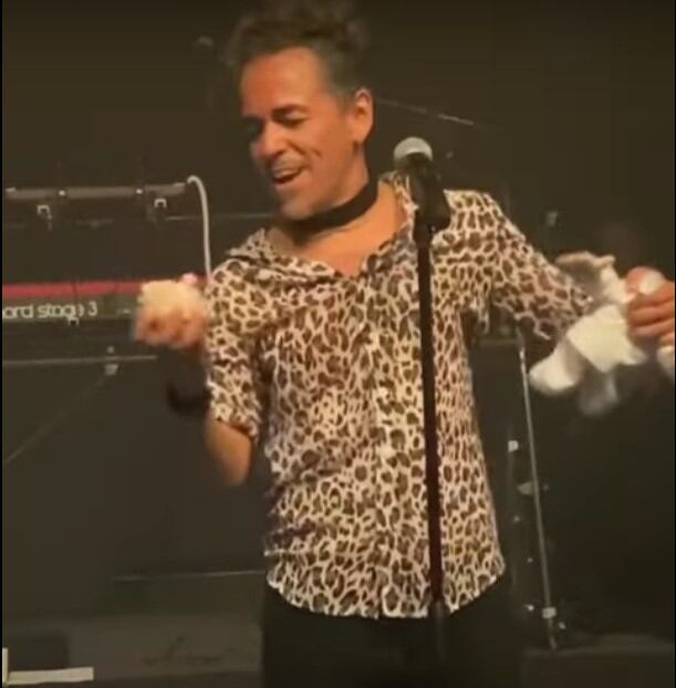 Rubén Albarrán destroza un peluche del Dr. Simi