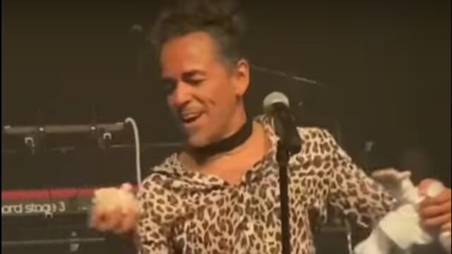 Rubén Albarrán destroza un peluche del Dr. Simi