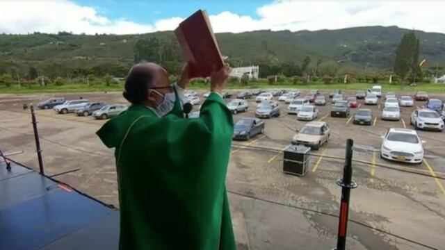 Misa en estacionamiento