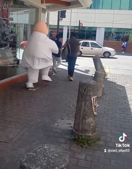 La correteó una botarga del Doctor Simi