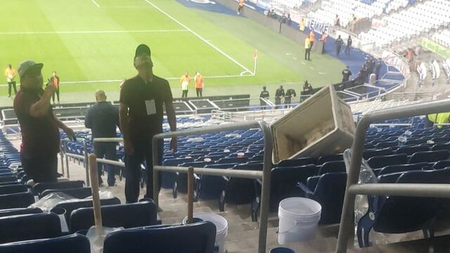 La afición de Rayados de Monterrey fue exhibida por su mal comportamiento con los fans de Santos Laguna.