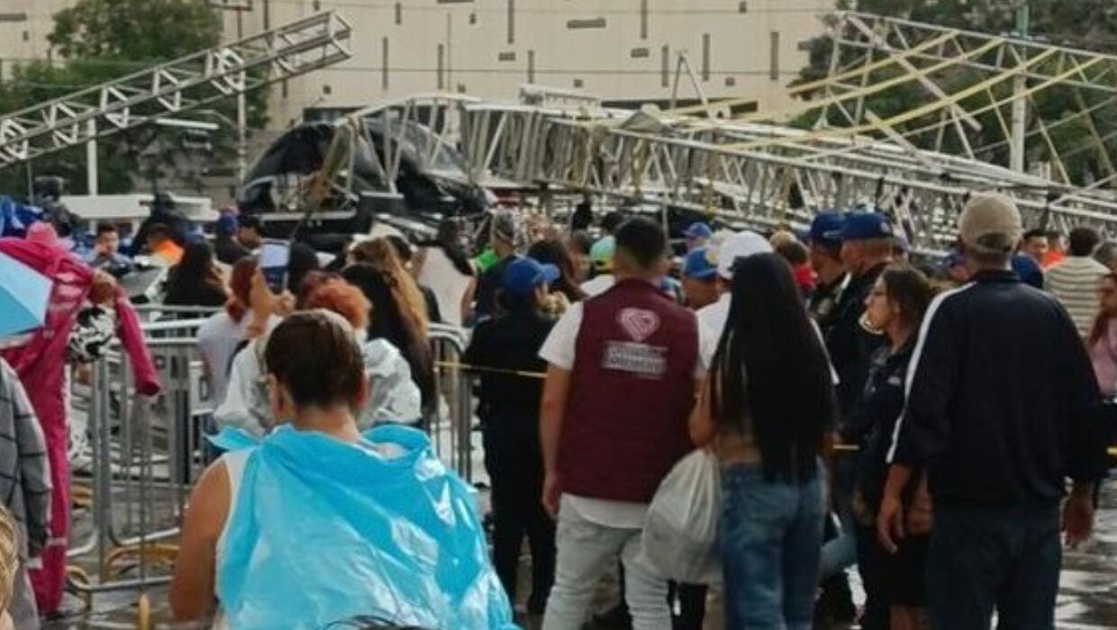 Cae totalmente escenario en la explanada de la alcaldía Gustavo A. Madero