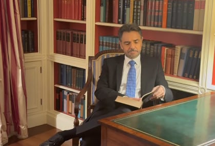 Eugenio Derbez en la biblioteca de La Casa Blanca