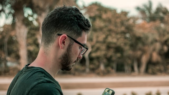 Hombre usando su teléfono celular
