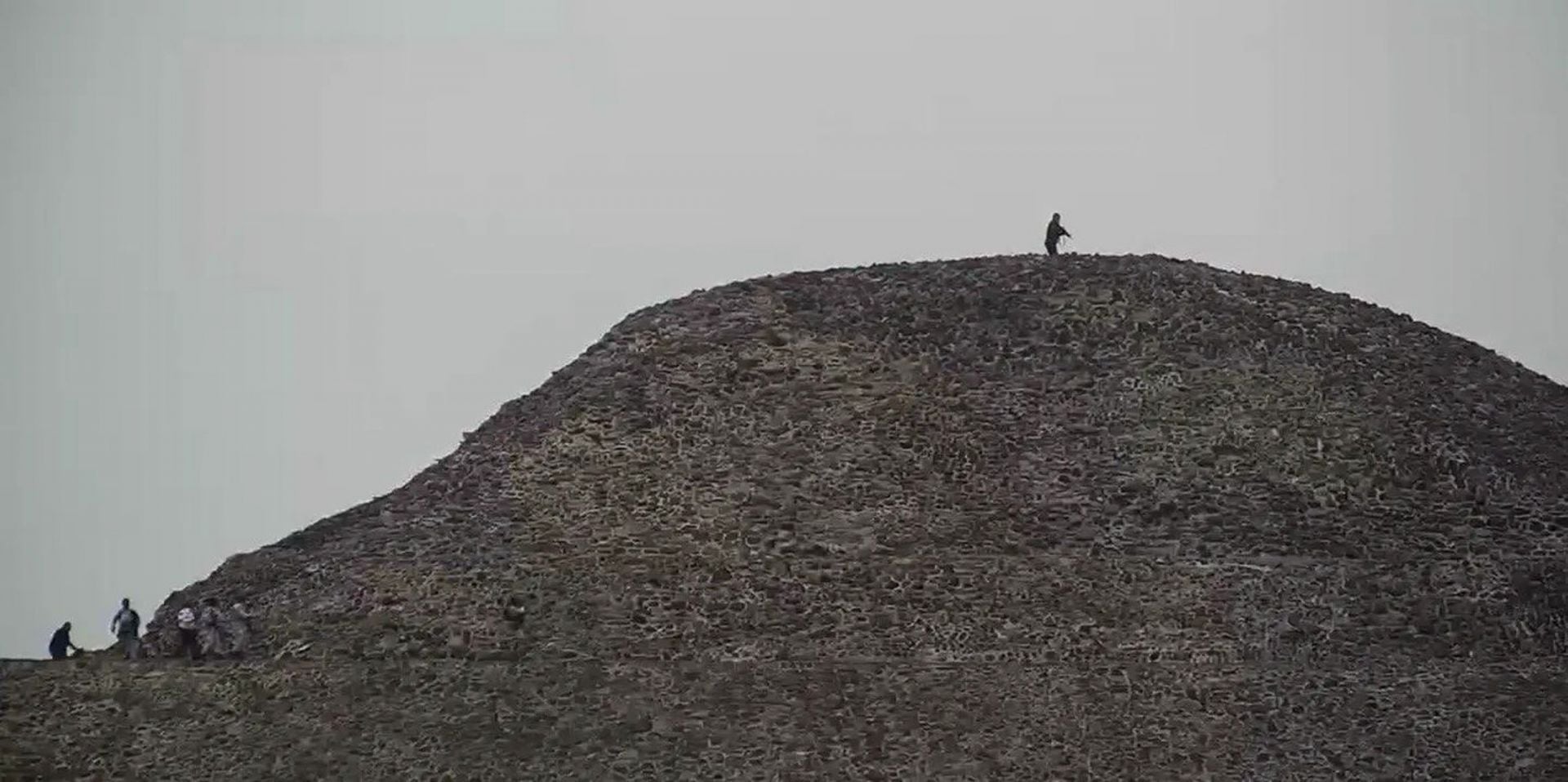 Un hombre de aproximadamente 30 años realizó disparos en la parte alta de la Pirámide de la Luna
