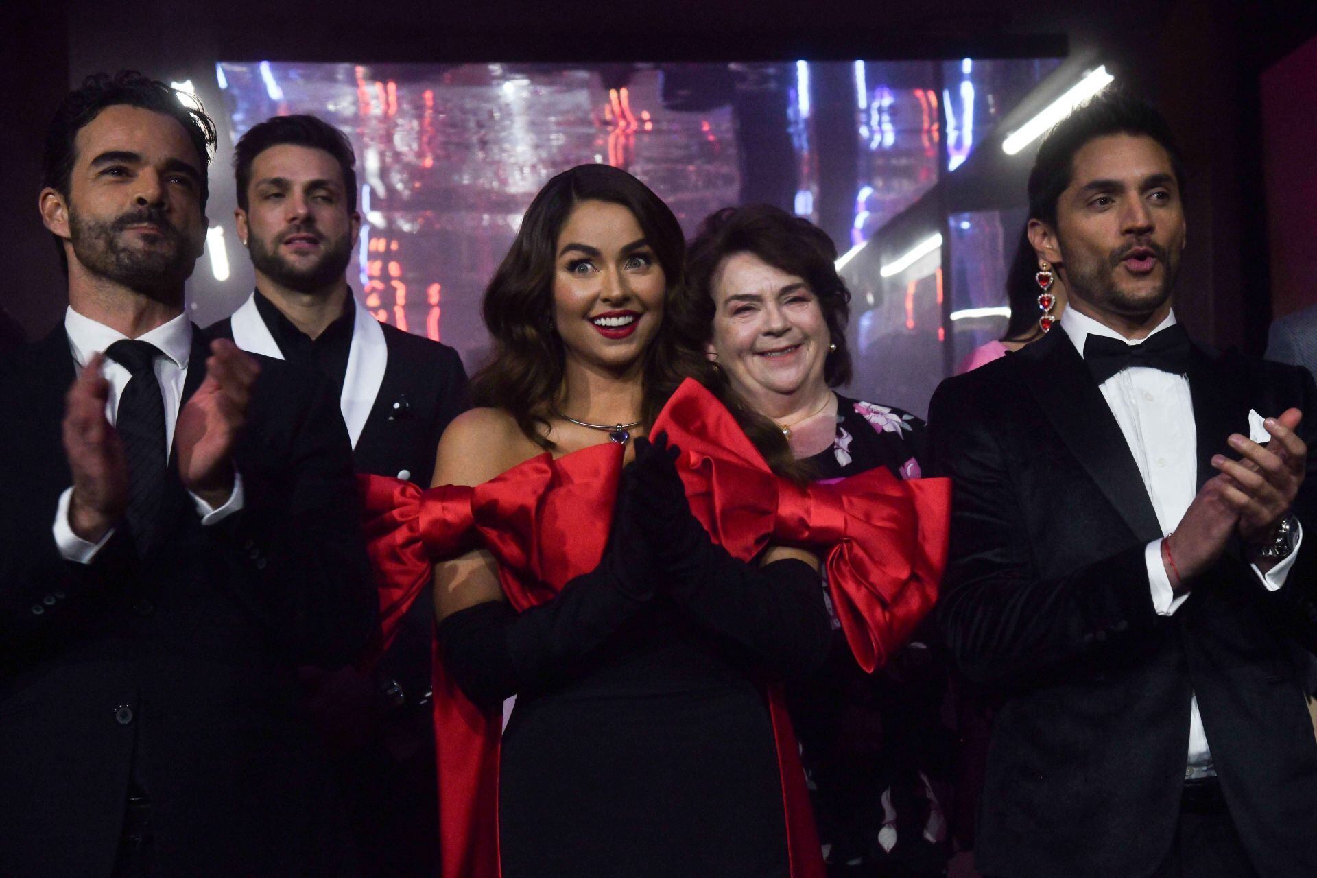 Parte del elenco de el amor no tiene receta.