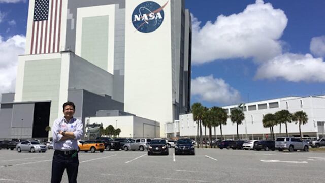 Ernesto Olvera en el Kennedy Space Center de Cabo Cañaveral, en Florida.