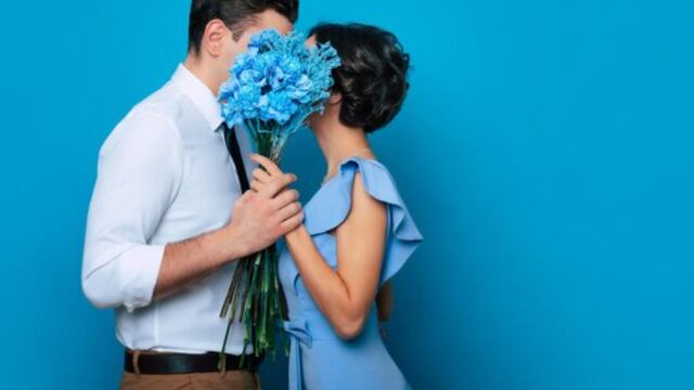 Flores azules el 3 de octubre, Día del Novio