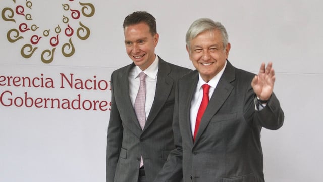Manuel Velasco y Andrés Manuel López Obrador. ¿A un lado Josefa González?