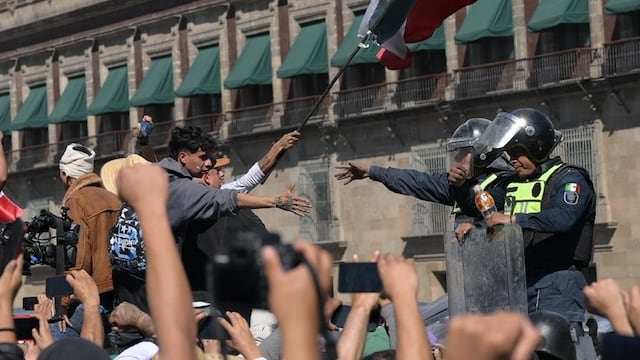 Policías y manifestantes de dan la mano