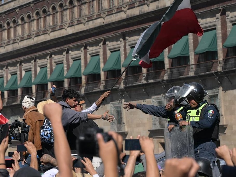 Policías y manifestantes de dan la mano