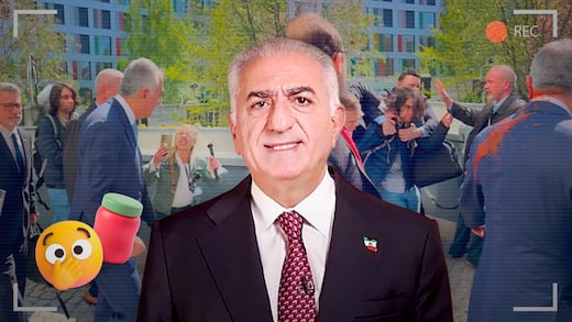 Le lanzan salsa a Reza Pahlaví durante protesta en Berlín