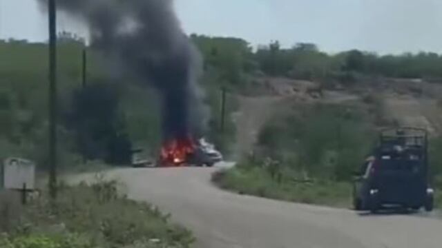 ¿Qué pasa en Sinaloa de Leyva? Reportan bloqueo con incendio de vehículos en la carretera hacía Bacubirito