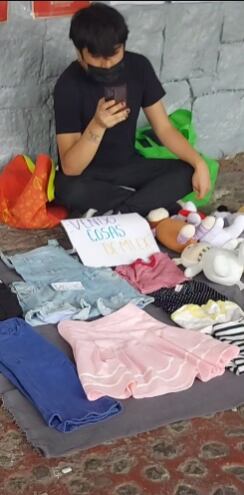 Joven vendiendo ropa de su ex
