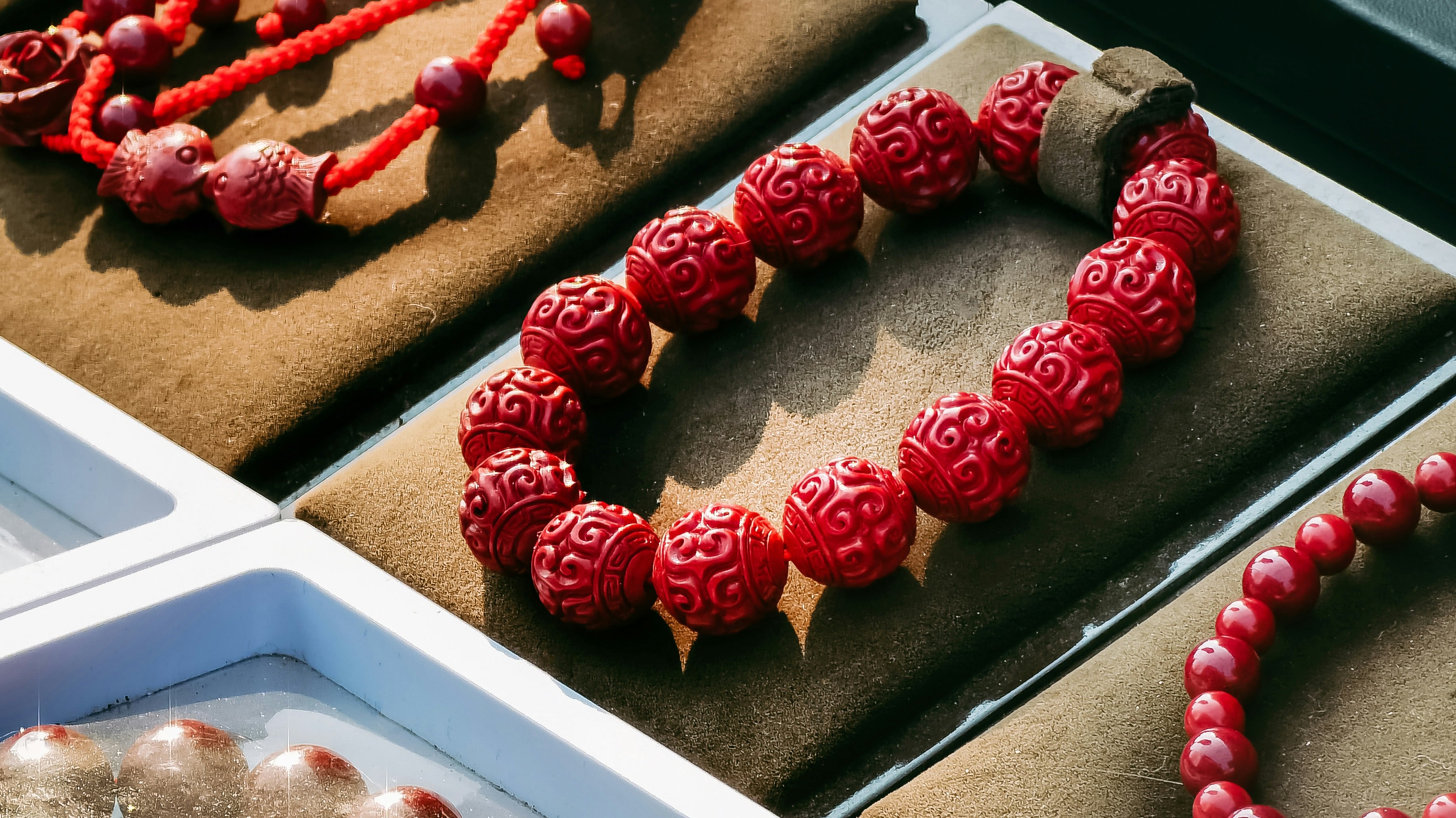 Ritual de la pulsera roja de protección: Paso a paso para hacer la tuya con 3 o 7 nudos