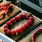 Ritual de la pulsera roja de protección: Paso a paso para hacer la tuya con 3 o 7 nudos