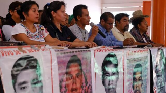 Familias de los 43 de Ayotzinapa.