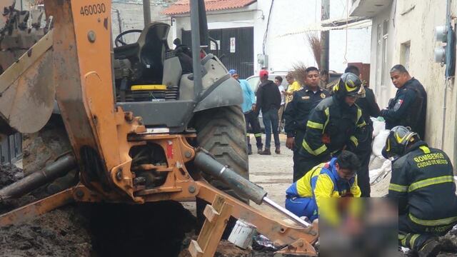 Rescatan a trabajadores que cayeron a fosa en Azcapotzalco