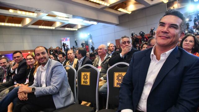 Sillas vacías de la representación del PRD, en el primer foro "Diálogos Ciudadanos" del Frente Amplio por México