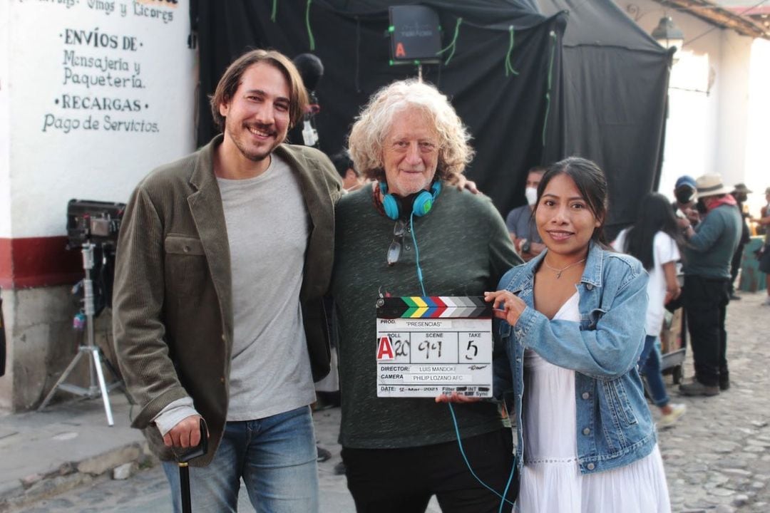 Alberto Ammann, Luis Mandoki y Yalitza Aparicio en el set de la película 'Presencias'