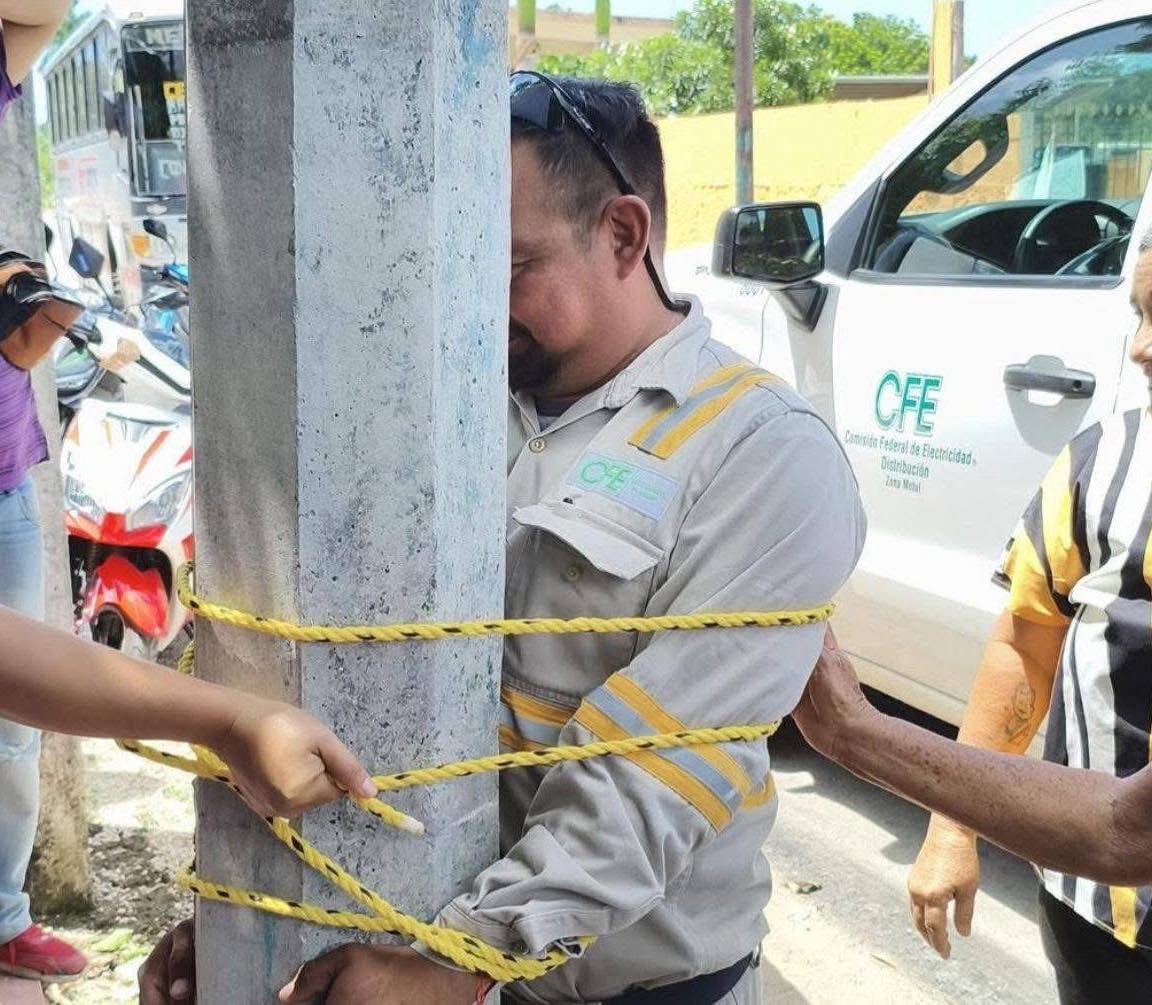 Vecinos amarran a empleado de CFE tras corte de energía