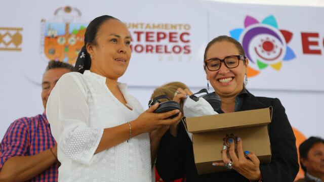 Azucena Cisneros encabezó el Zapatón Ecatepec