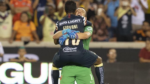Giovani Dos Santos y Agustín Marchesín se funde en un abrazo.