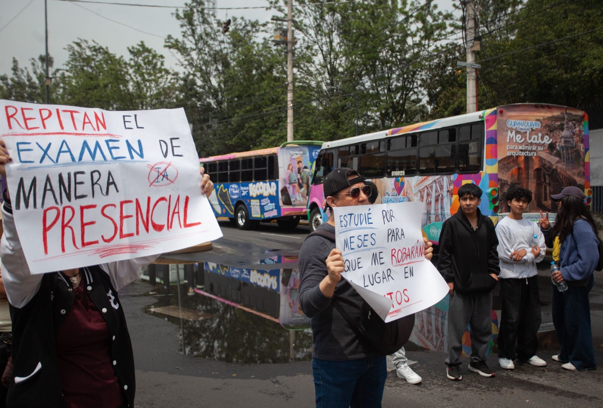 UNAM recibe pliego petitorio de aspirantes que piden repetir examen de admisión