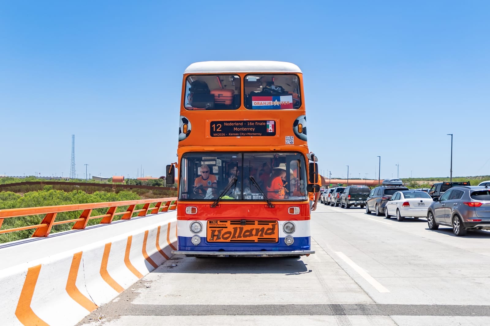 Llegó a Nuevo León el legendario Orange Bus: Samuel García da bienvenida a la Marea Naranja.