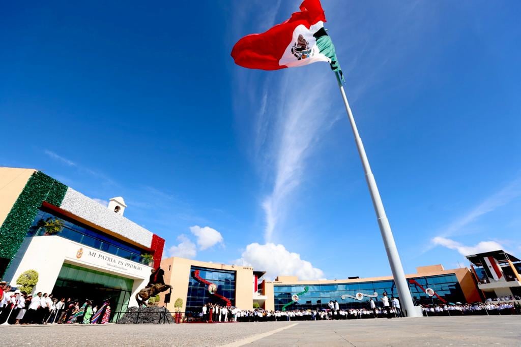 Evelyn Salgado iza bandera de México